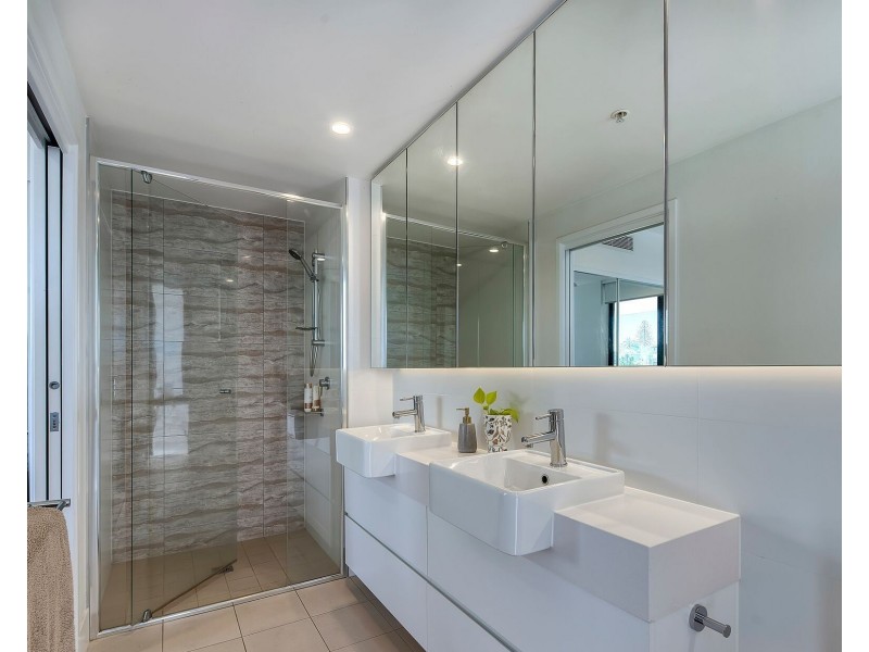 2045/123 Cavendish Road, Coorparoo QLD 4151