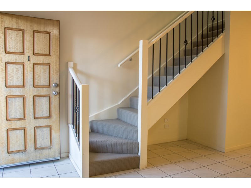 1/77 Depper St, St Lucia QLD 4067