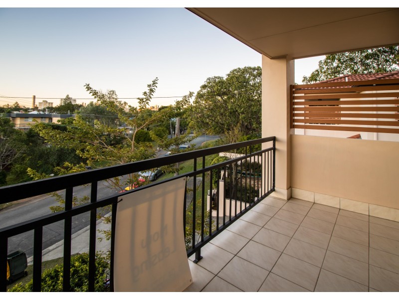 1/77 Depper St, St Lucia QLD 4067