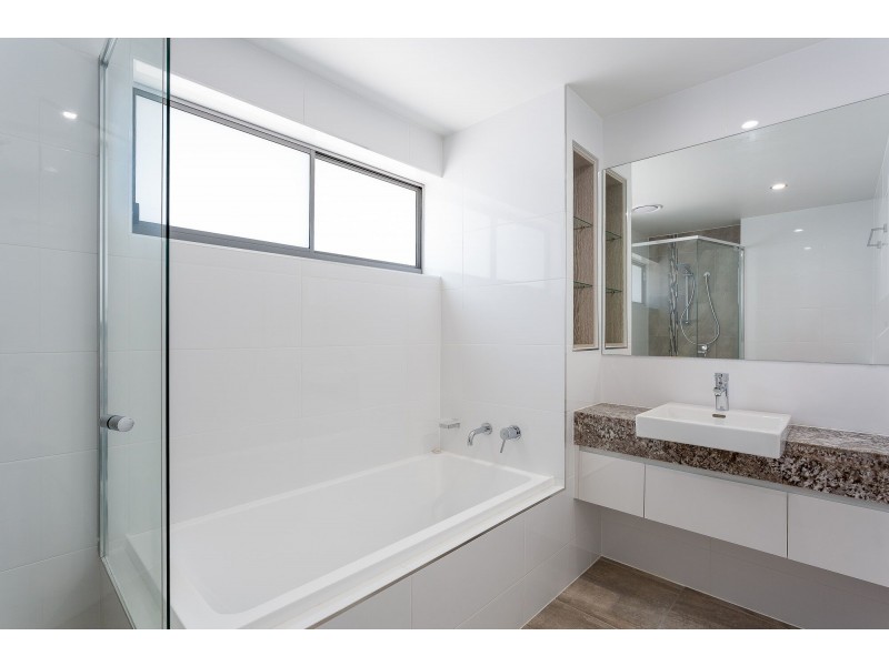 4 ANDERSON STREET, Scarborough QLD 4020