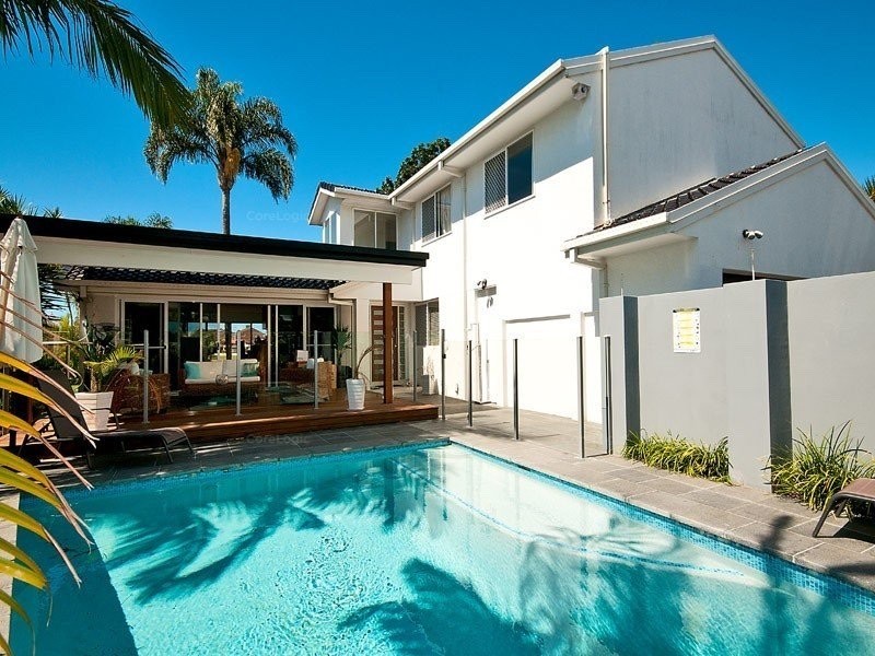 20 Maureen court, Broadbeach Waters QLD 4218