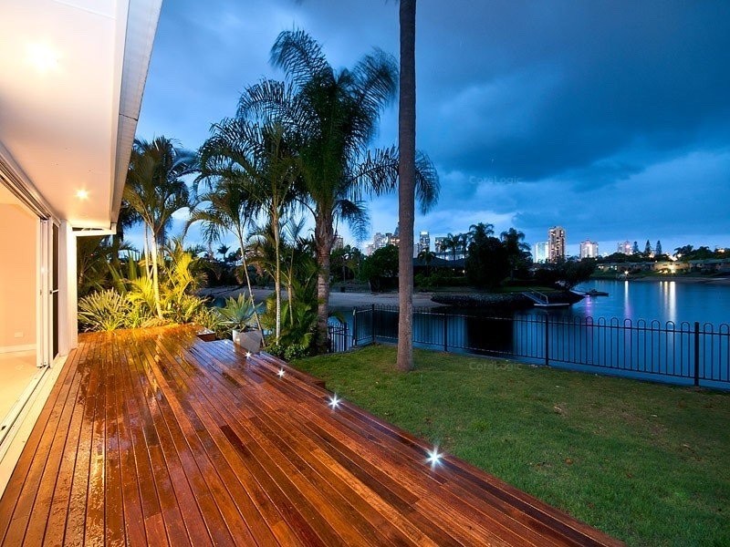 20 Maureen court, Broadbeach Waters QLD 4218