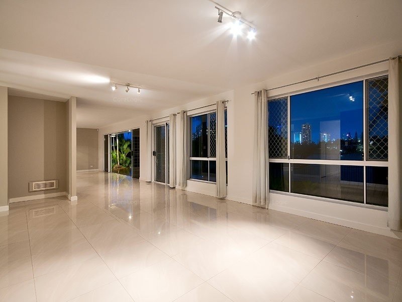 20 Maureen court, Broadbeach Waters QLD 4218