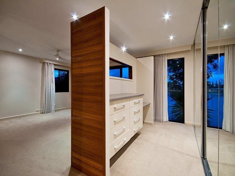 20 Maureen court, Broadbeach Waters QLD 4218