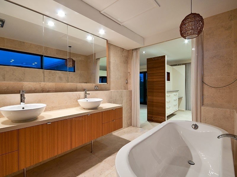 20 Maureen court, Broadbeach Waters QLD 4218