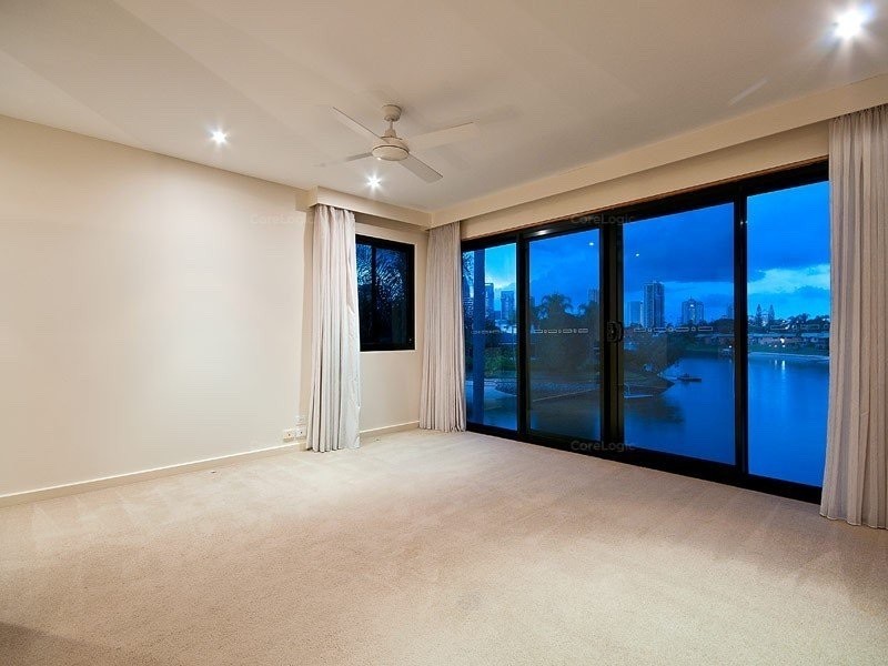 20 Maureen court, Broadbeach Waters QLD 4218