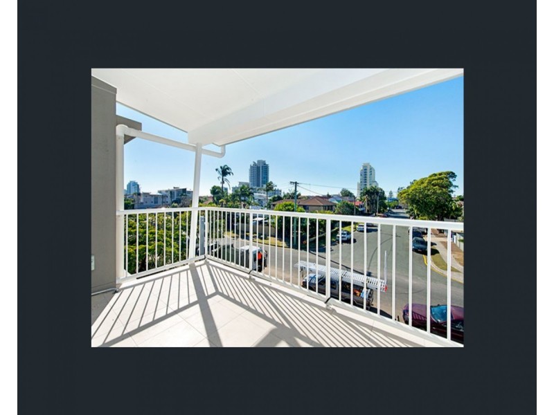13/8 Ahern st, Labrador QLD 4215