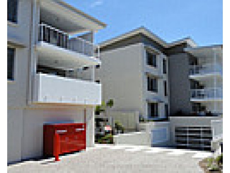 13/8 Ahern st, Labrador QLD 4215