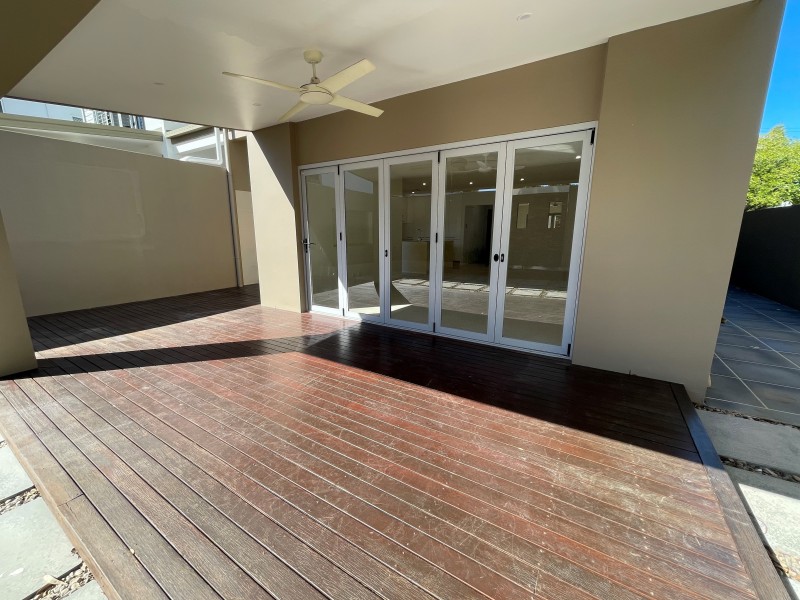 2/133 Falconer Street, Southport QLD 4215