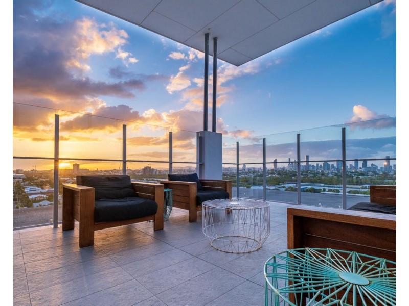 2052/123 Cavendish Road, Coorparoo QLD 4151