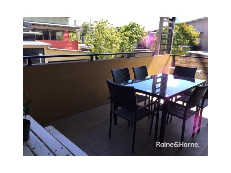 Two Livings/U63 / 123 Barrack Road, Cannon Hill QLD 4170