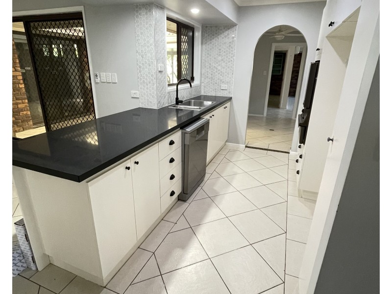 5 Kingfield Court, Regents Park QLD 4118
