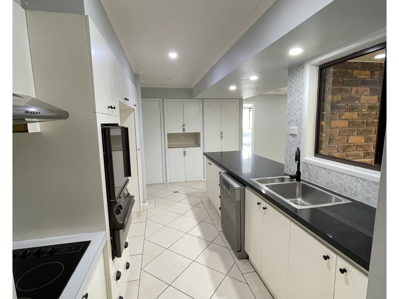 5 Kingfield Court, Regents Park QLD 4118
