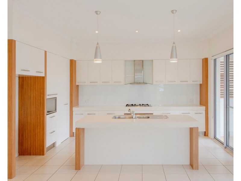 12 Ferrymans Court, Helensvale QLD 4212