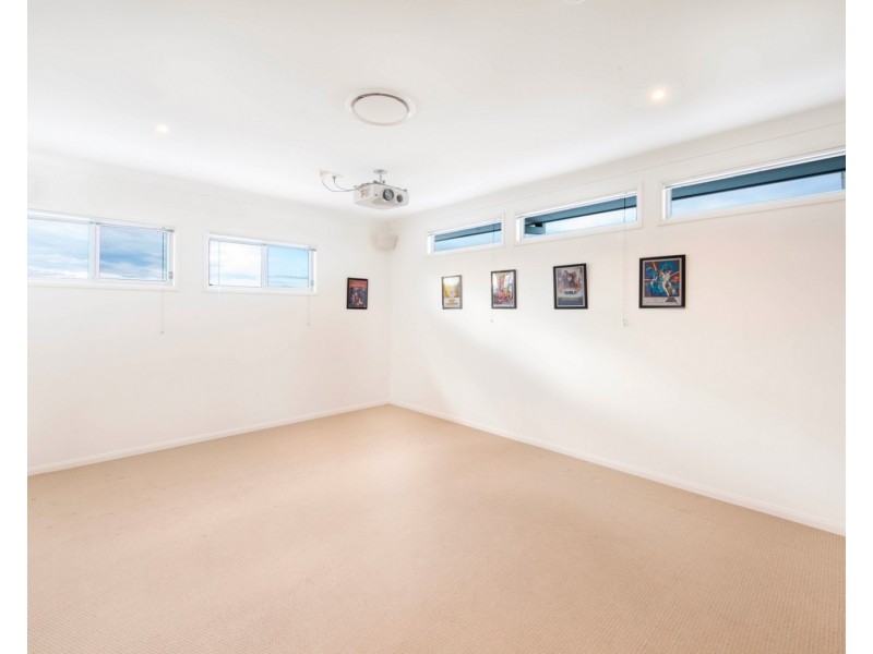 12 Ferrymans Court, Helensvale QLD 4212