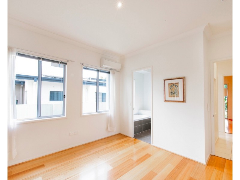 12 Ferrymans Court, Helensvale QLD 4212