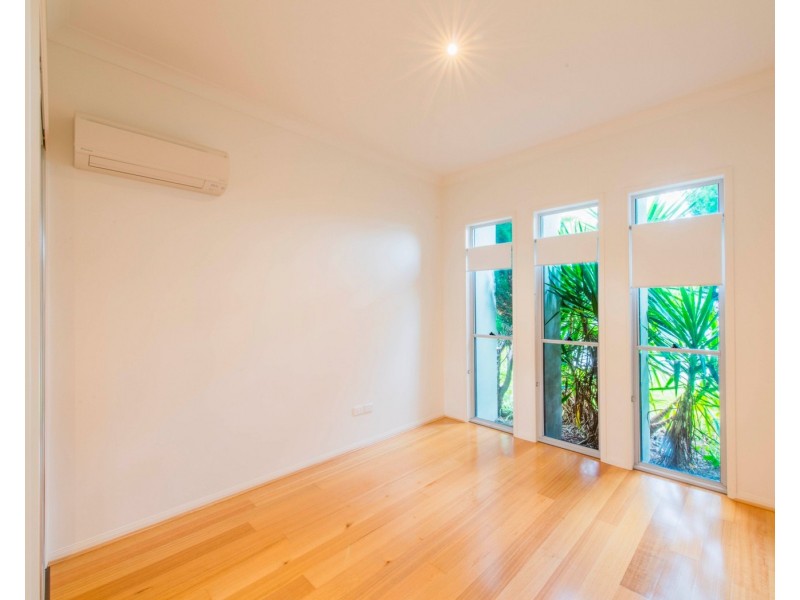 12 Ferrymans Court, Helensvale QLD 4212