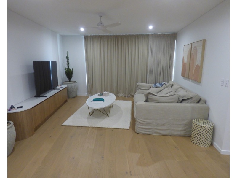 24/7 Grand Parade, Parrearra QLD 4575