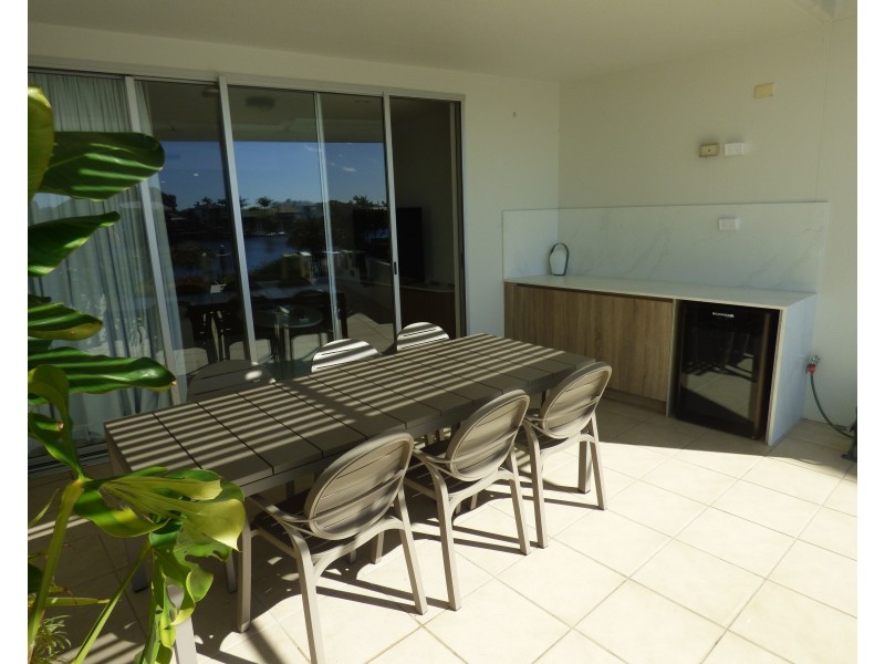24/7 Grand Parade, Parrearra QLD 4575