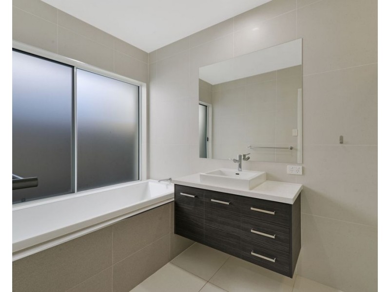 33 Hideaway street, Birtinya QLD 4575