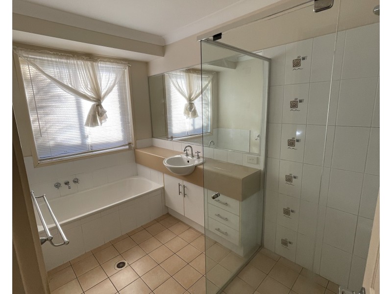 20 Paul Drive, Regents Park QLD 4118