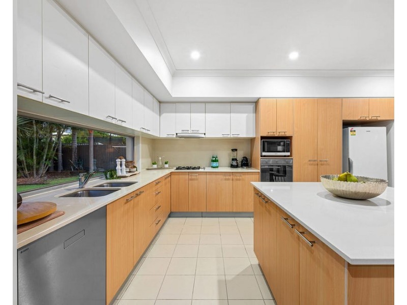2 Barrington Crescent, Wakerley QLD 4154