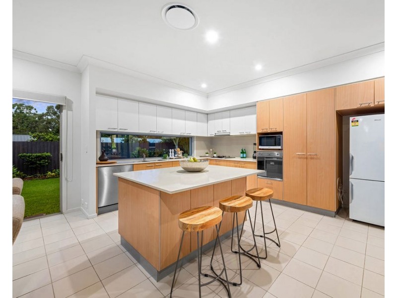 2 Barrington Crescent, Wakerley QLD 4154