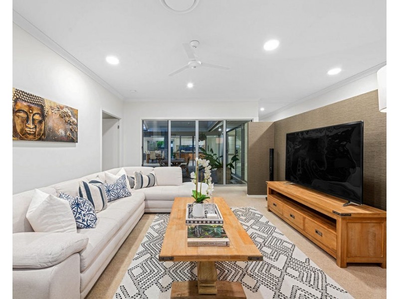 2 Barrington Crescent, Wakerley QLD 4154