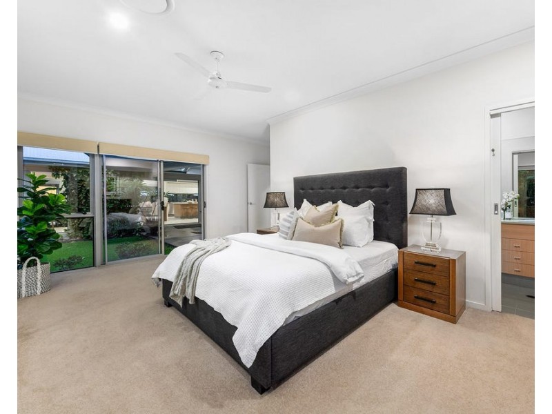 2 Barrington Crescent, Wakerley QLD 4154