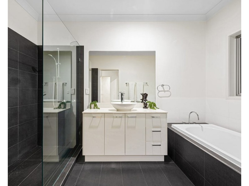 2 Barrington Crescent, Wakerley QLD 4154