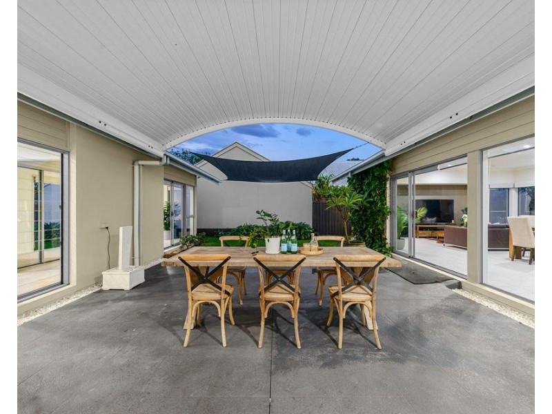 2 Barrington Crescent, Wakerley QLD 4154