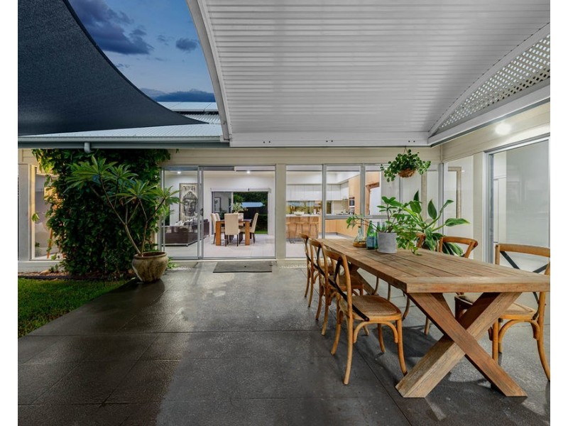 2 Barrington Crescent, Wakerley QLD 4154