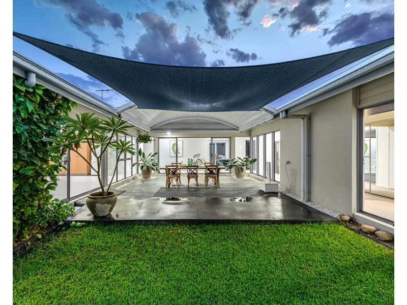 2 Barrington Crescent, Wakerley QLD 4154