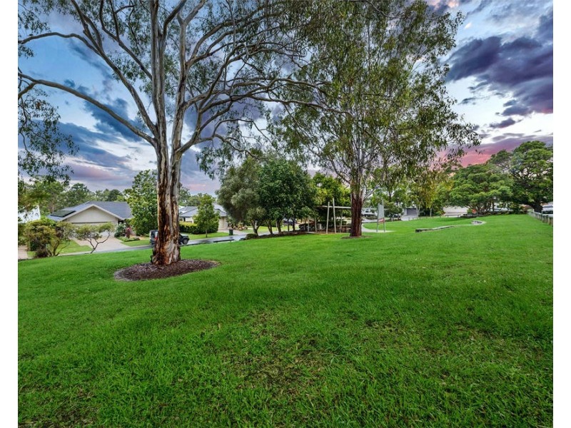2 Barrington Crescent, Wakerley QLD 4154
