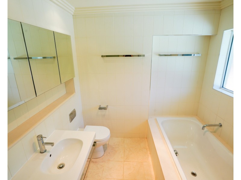 28 Ashburton st, Chapel Hill QLD 4069