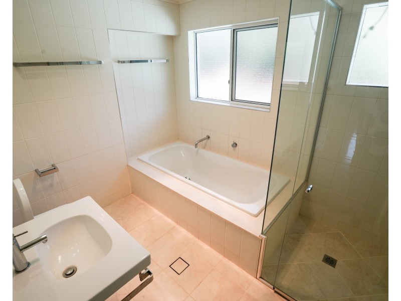 28 Ashburton st, Chapel Hill QLD 4069