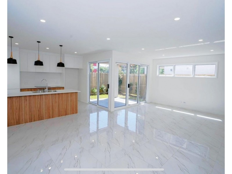 2/3 Pilgrim Place, Southport QLD 4215