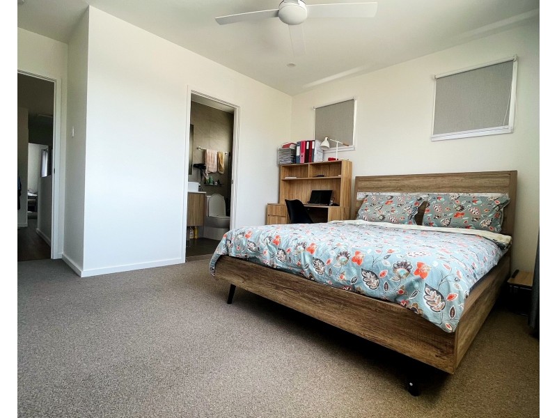 2/3 Pilgrim Place, Southport QLD 4215