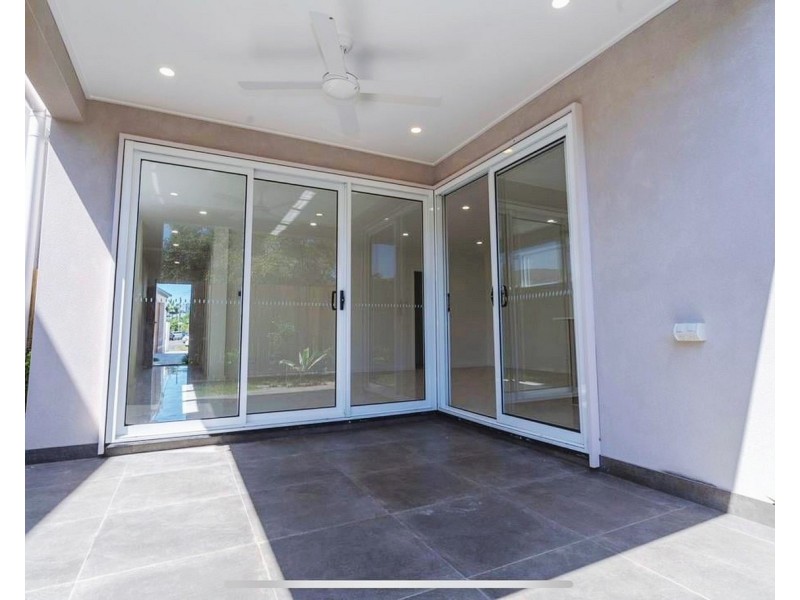 2/3 Pilgrim Place, Southport QLD 4215