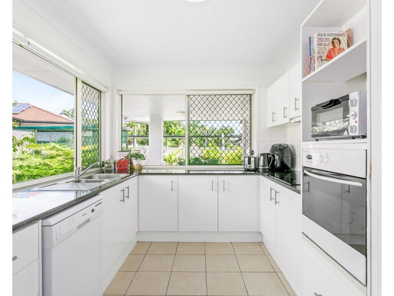 16 Tee Trees Boulevard, Arundel QLD 4214