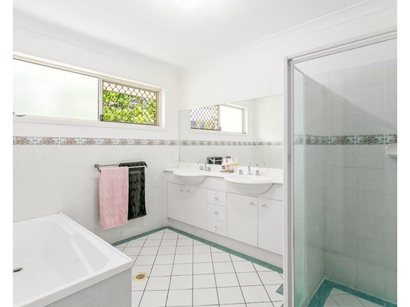 16 Tee Trees Boulevard, Arundel QLD 4214