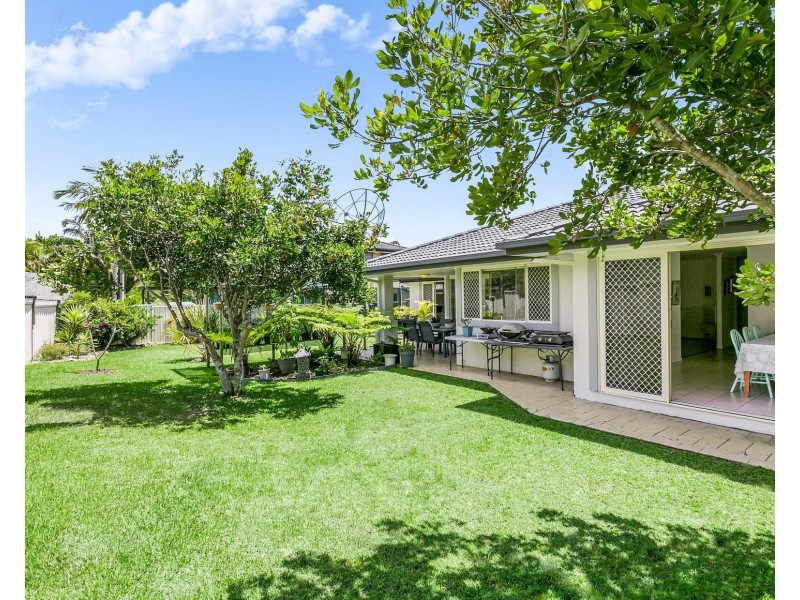 16 Tee Trees Boulevard, Arundel QLD 4214