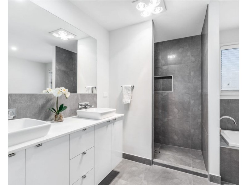 43 Wood Street, Manly QLD 4179