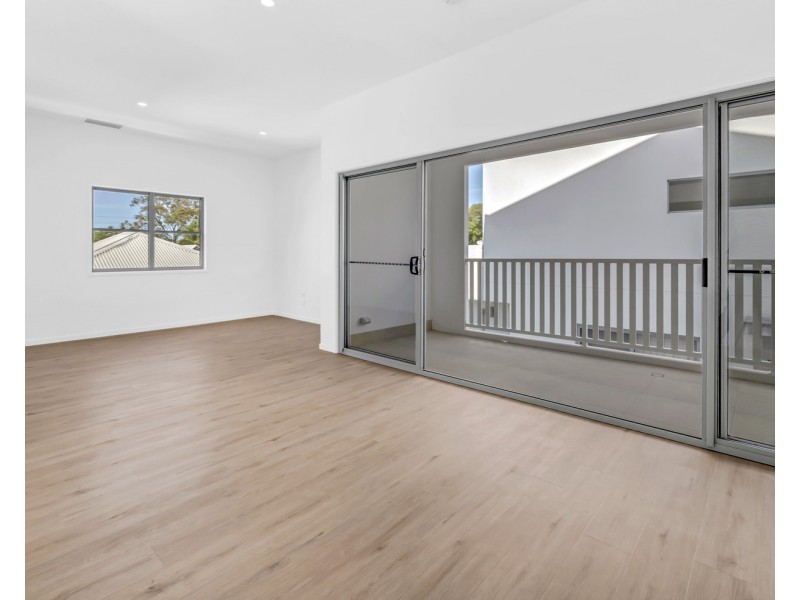 2/89 Pohlman Street, Southport QLD 4215