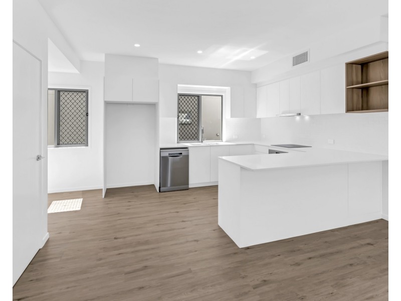 2/89 Pohlman Street, Southport QLD 4215