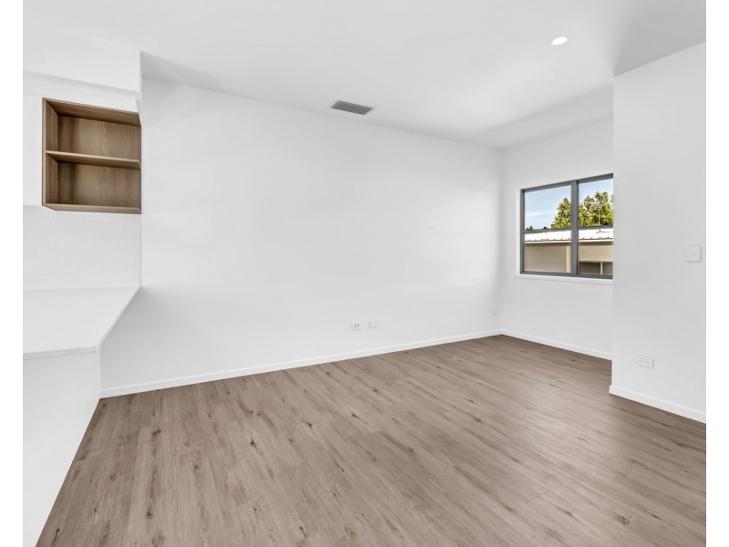 2/89 Pohlman Street, Southport QLD 4215