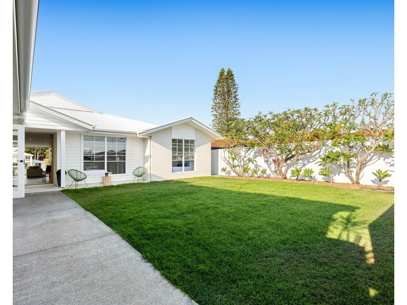 23 Park Avenue, Broadbeach Waters QLD 4218