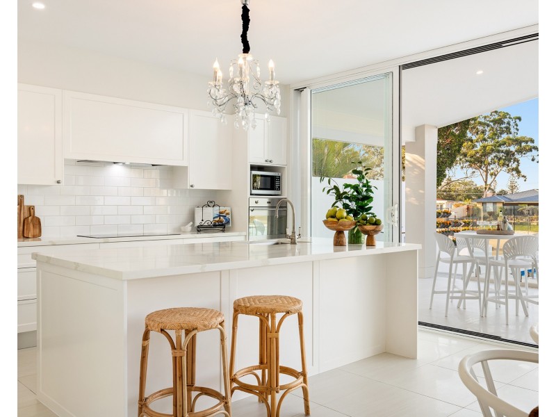 23 Park Avenue, Broadbeach Waters QLD 4218