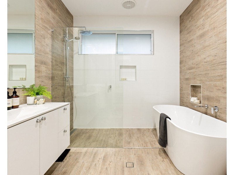 23 Park Avenue, Broadbeach Waters QLD 4218