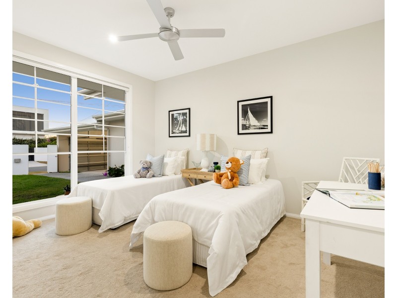23 Park Avenue, Broadbeach Waters QLD 4218